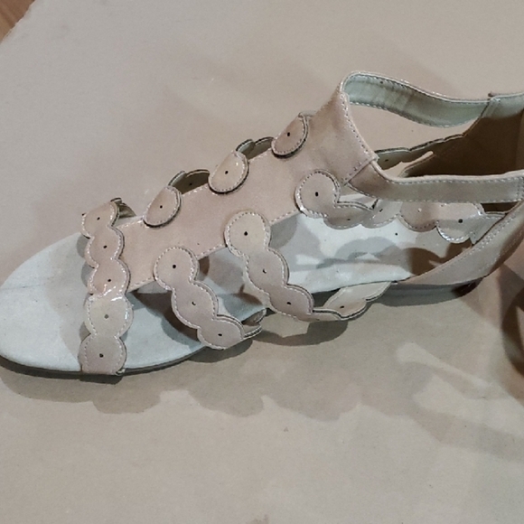 Avon Tan Sandals with T-Strap and Embellishments - Picture 5 of 6